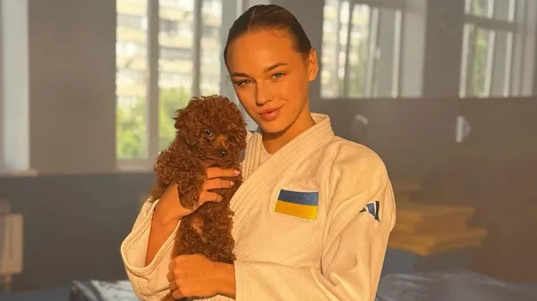 Сексуальная сила – Билодид зажгла сеть горячим луком в лифте