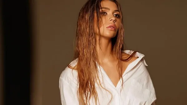 Спекотна муза Яремчука показала засмагле тіло в купальнику – пляж заграв новими барвами