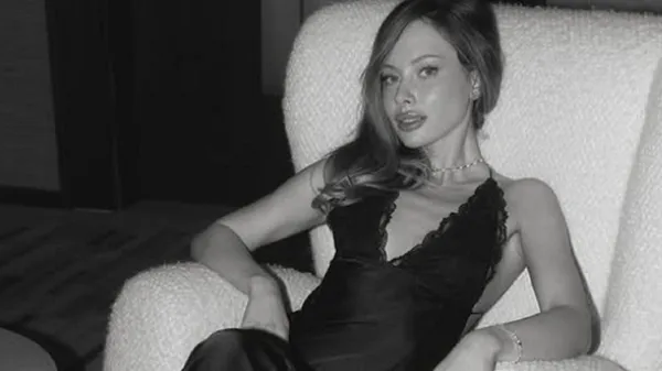 Дивовижна обраниця Трубіна приголомшила мережу несподіваним образом з глибоким декольте