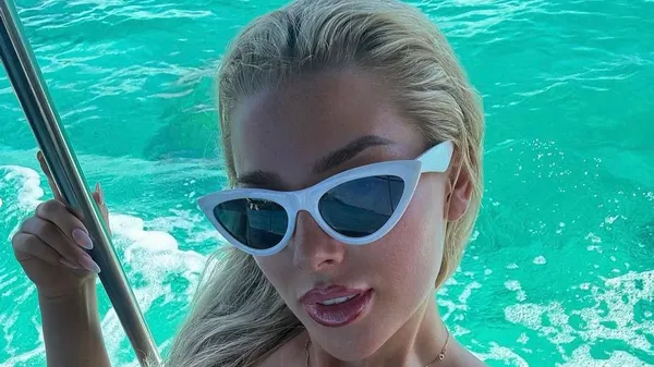 Жаркая футболистка устроила самый пикантный закат: сочные формы затмевают пейзажи