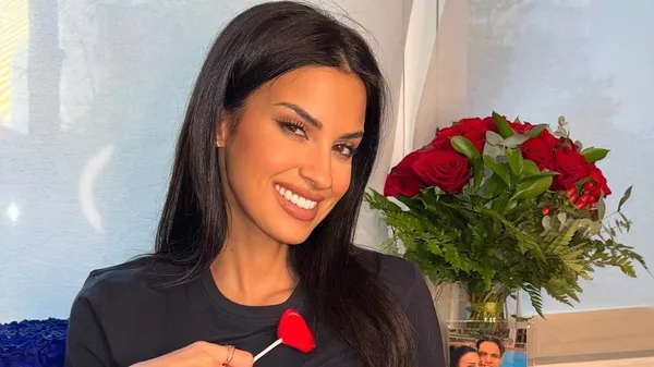 Сексапільна репортерка зачаровує стрункими ніжками: фанати божеволіють від її квітчастого бікіні