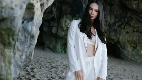 Спокуслива муза Коноплянки запалила мережу прозорим нарядом і божественною фігурою – фото