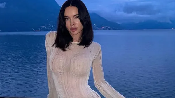 Приваблива колишня Кравця вийшла у світ по-королівськи: пікантне міні, стиль і шарм у Парижі