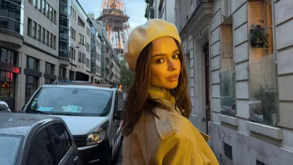 Дівчина Топалова на повну насолоджується кожною миттю – модна підбірка кадрів з романтичного міста