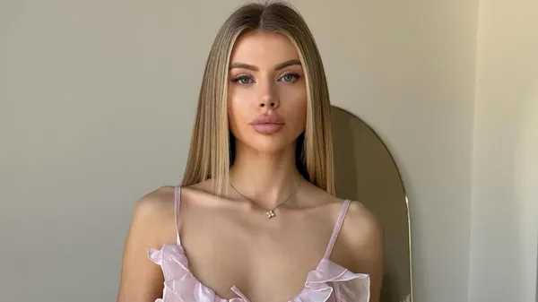 Роскошь, цветы и поцелуи – девушка звезды ЛНЗ Танковского ошеломила сеть новым фото