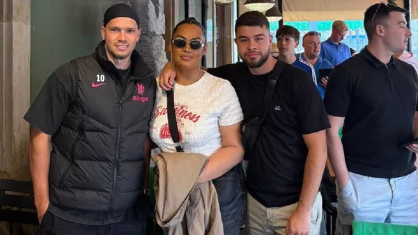 Фанати Челсі знайшли Мудрика в польському барі – відео завірусилося до сліз