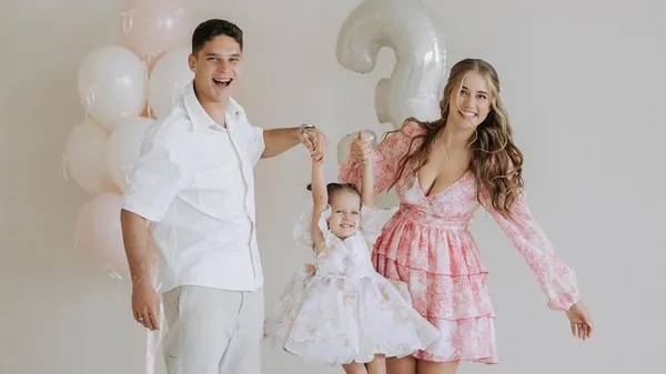 Судаков розкрив стать дитини для обраних на яскравій гендер-паті – кохана Різника, схоже, засвітила