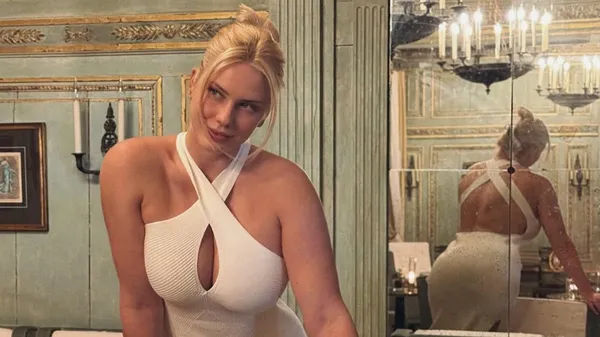 Зубкова расстегнула костюм и показала горячий бюст – Instagram в огне