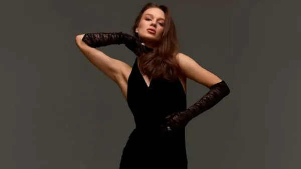 Кохана зірки Динамо насолоджується прекрасним періодом: плаває з дельфінами і демонструє фігуру