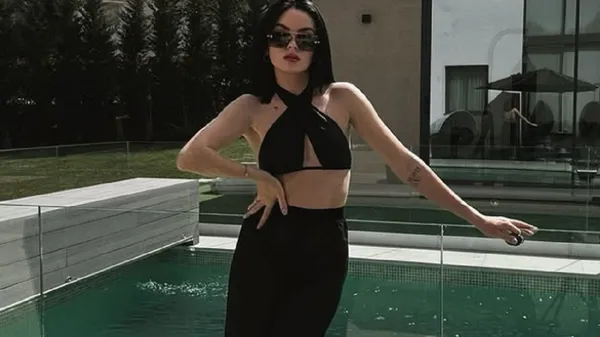 Спекотна кохана Луніна в білосніжному купальнику змушує затамувати подих – суцільний вогонь