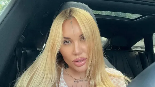 Морозюк в образе соблазнительной студенточки – на кого же так обольстительно смотрит роковая дева?