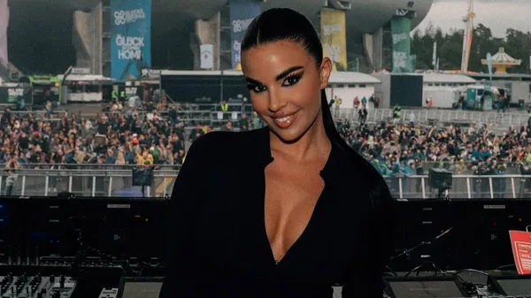 Гаряча фанатка Хорватії розстібнула штанці й пустилася в танець