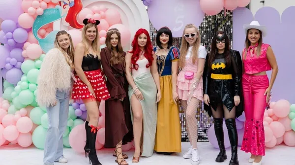 Принц з Динамо на гучній вечірці з маскарадом і Барбі: тут гравці кількох команд – це треба бачити