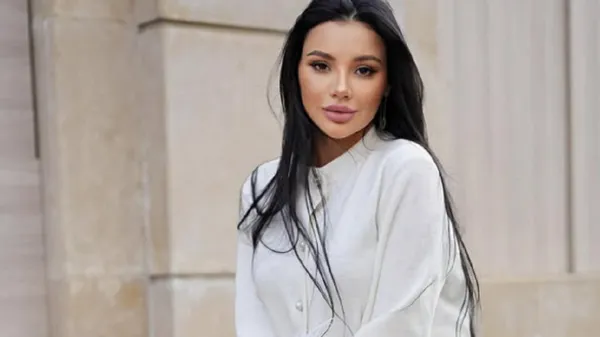 Зваблива дружина Янакова засмагає і спалює серця своїм тілом у купальнику – спекотний момент