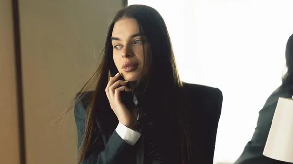 Возлюбленная Усика вооружилась сексуальностью, стилем и пистолетом