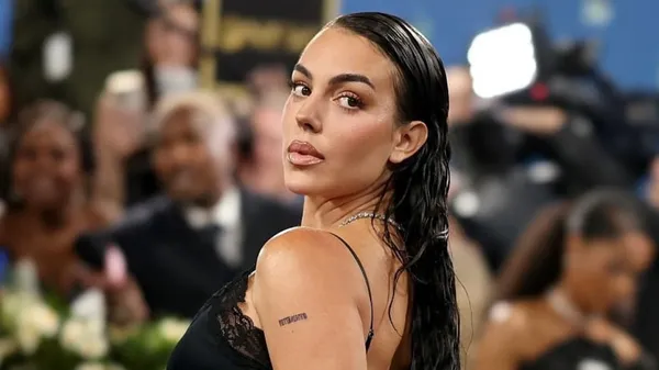 Сексі пасія Роналду на колінах – спокуса, від якої не втекти, навіть із закритими очима