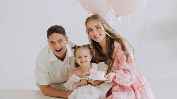 Семейное счастье в объективе: Судаковы покорили сеть слишком нежными кадрами