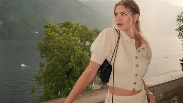 Суперприваблива партнерка Тимчика затьмарила неймовірні пейзажі пікантним виглядом: магія краси