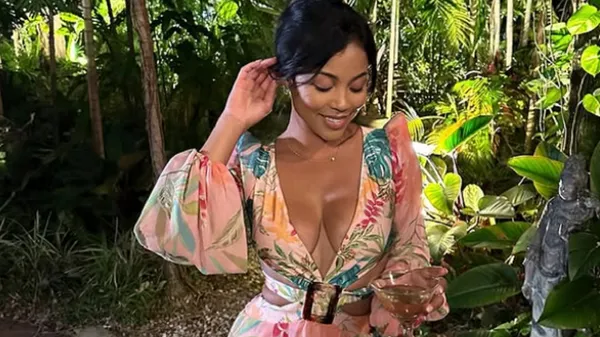 Мокра та сексуальна гольфістка схвилювала найкращими козирями в басейні: п’янить від спокуси