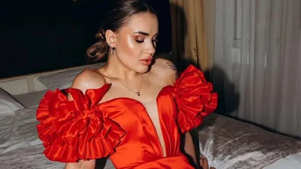 Неймовірна обраниця зірки Зорі привертає увагу бездоганною фігурою в елегантній сукні – фото