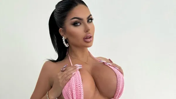 Бюст на повну – фанатка Євро-2024 розірвала мережу рожевою спокусою