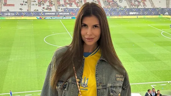 Родина Ребрових у вишиванках – ніжне сімейне фото до Дня вишиванки