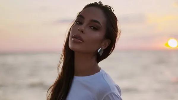 Жгучая любка Шапаренко завела интернет до предела в кружевном платье – ее фигура опьяняет фанатов