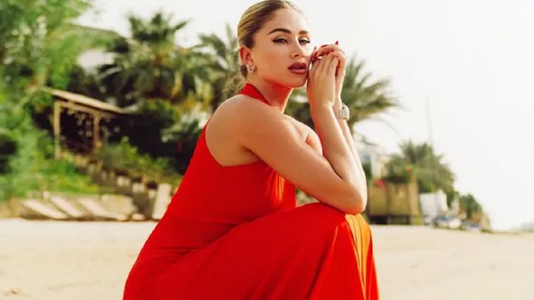 Розкішна обраниця Погба в яскравій сукні з'явилася на публіці та опинилася у центрі уваги – ефектно