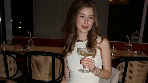 Драмбаєва стильно оголилася в громадському місці – звабливий лук розбурхує соцмережі