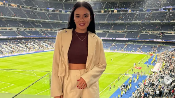 Гламурна дружина Луніна за кермом привертає увагу неймовірним виглядом: розкіш у кожному русі