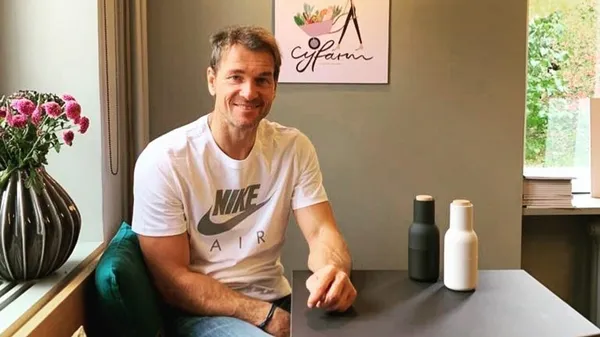 Дружина легенди Арсенала підтвердила розлучення – застряг у судах і скандалах: "Щасливо самотня"