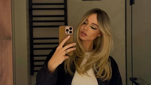 Пасія Топалова сяє на фоні неперевершених краєвидів Канн – безтурботний шик на відпочинку