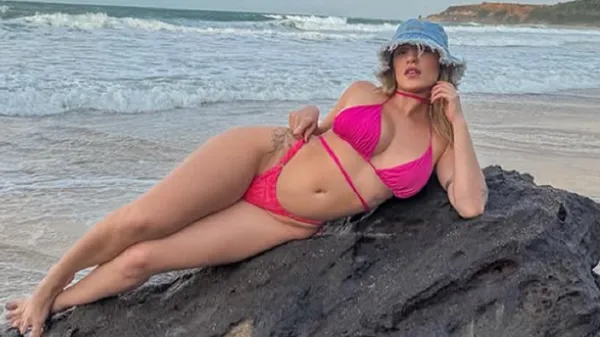 Опасная девушка звезды Шахтера в роковом платье забыла о белье: без стеснения и откровенное шоу