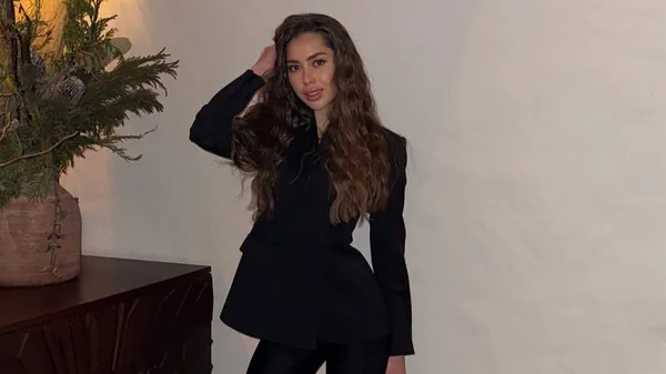 Кохана Вівчаренка зачарувала вечірнім виходом – стриманий образ, від якого важко відвести погляд