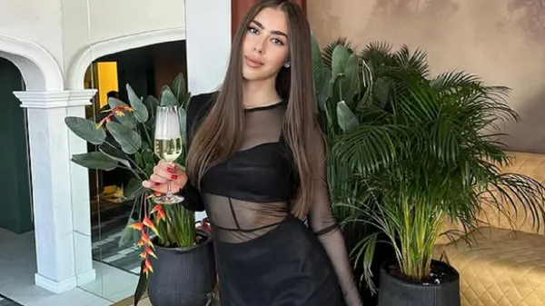 Чарівна дівчина зірки Динамо вразила постаттю у звабливій сукні на святкуванні – магія краси