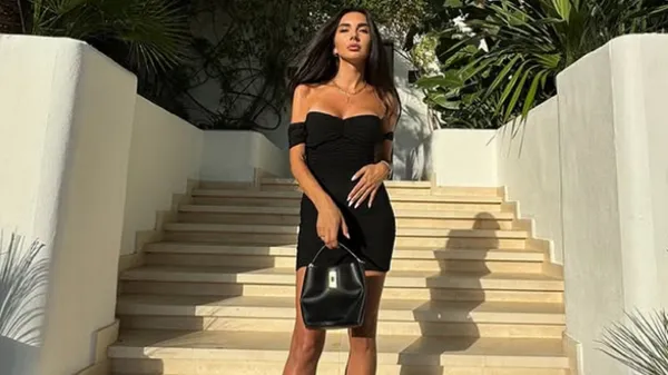 Дружина екс-футболіста збірної України засвітила пікантне декольте у сукні – витвір мистецтва