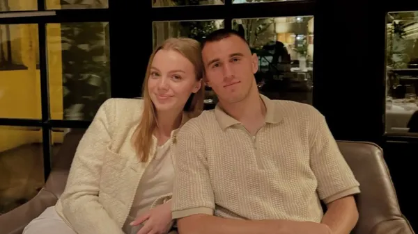 Дячук з нареченою розтопили мережу теплими обіймами – палке кохання в центрі футбольного поля