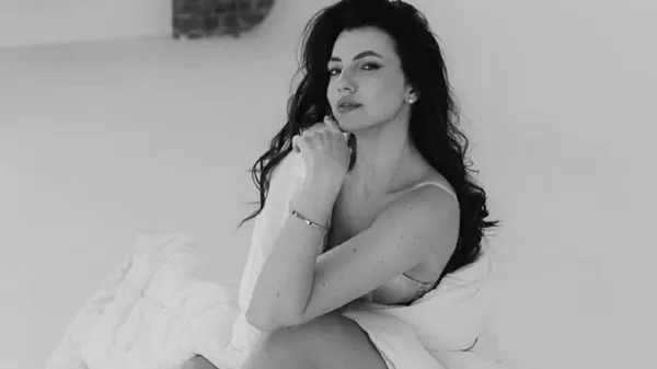 Спортивна партнерка голкіпера Зорі надихає та спокушає квітучою вродою: палкі кадри з тренування