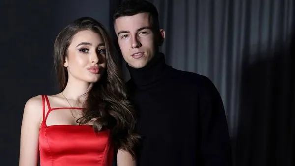 Избранница Кузика поделилась нежностью – влюбленная пара в романтическом кадре