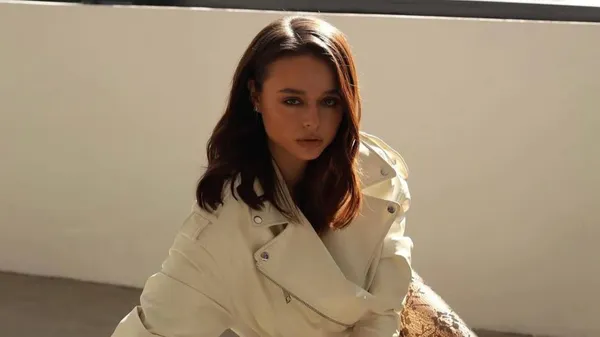 Муза Топалова підняла на вуха весь Париж – французький шик від чарівної красуні