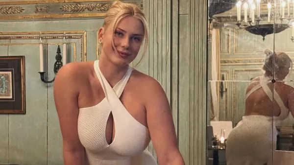 Зубкова – в режиме соблазна и протеста тела: не сдерживающее мини и жакет, подчеркивающий лучшее