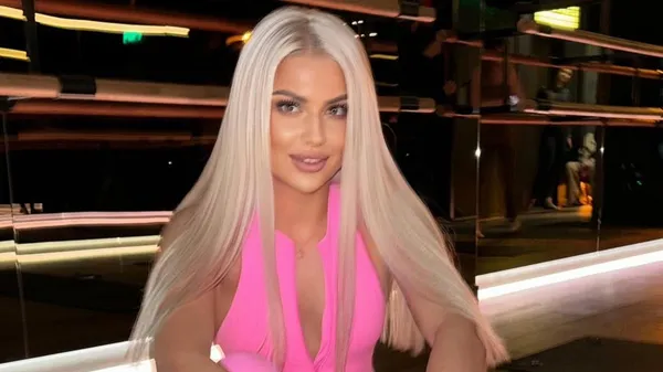 Секс-бомба на трибунах: розкішна блондинка Велетня у міні й декольте затьмарила матч