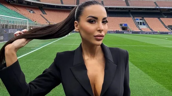 Екскохана Мбаппе показала, що вміє спокушати – червона сукня ледь стримує її форми