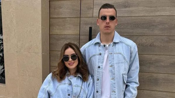 Лунін посміхається – у обіймах гарячої брюнетки, що підкорила його серце, хто ж ця красуня