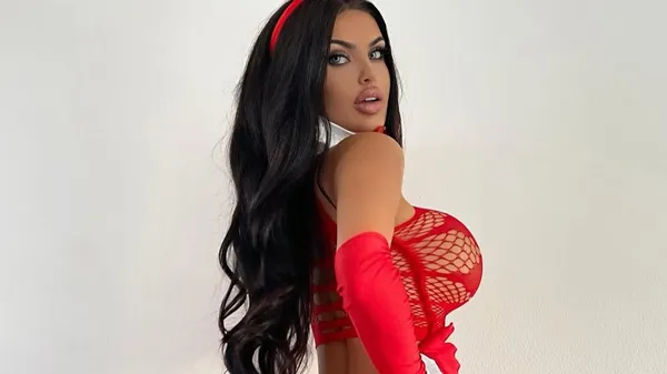 Грайлива вболівальниця Хорватії еротично висунула язичок і показала свій бюст