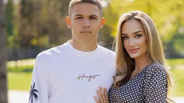 Сльози щастя та море квітів: дружина Сікана показала, як чоловік зустрічав її з пологового