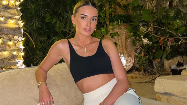 Зваблива кохана зірки Ман Сіті розпалила пристрасті у чарівному купальнику – спокуса на фоні моря