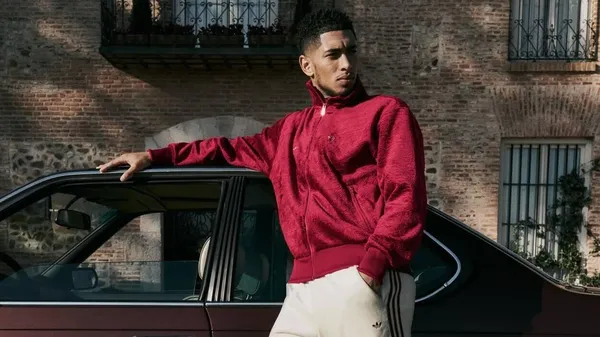 Беллінгем шалено відривався у клубі Лінекера – проміняв кохану на пишногруду фінансистку, якій 37