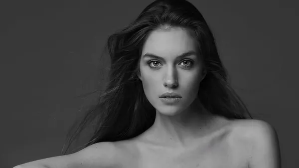 Олександра Кучеренко зірвала овації у Каннах – ефектний образ став візитівкою вечора