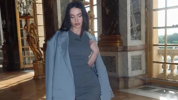 Модний затишок біля Ейфелевої: колишня Кравець та її песик створили казку в кадрі